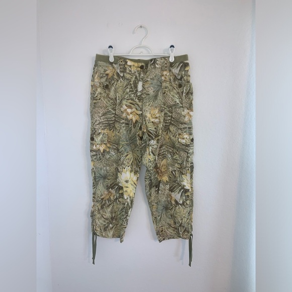 Chico’s Tropical Utility Cargo Crop Pant - Picture 5 of 8